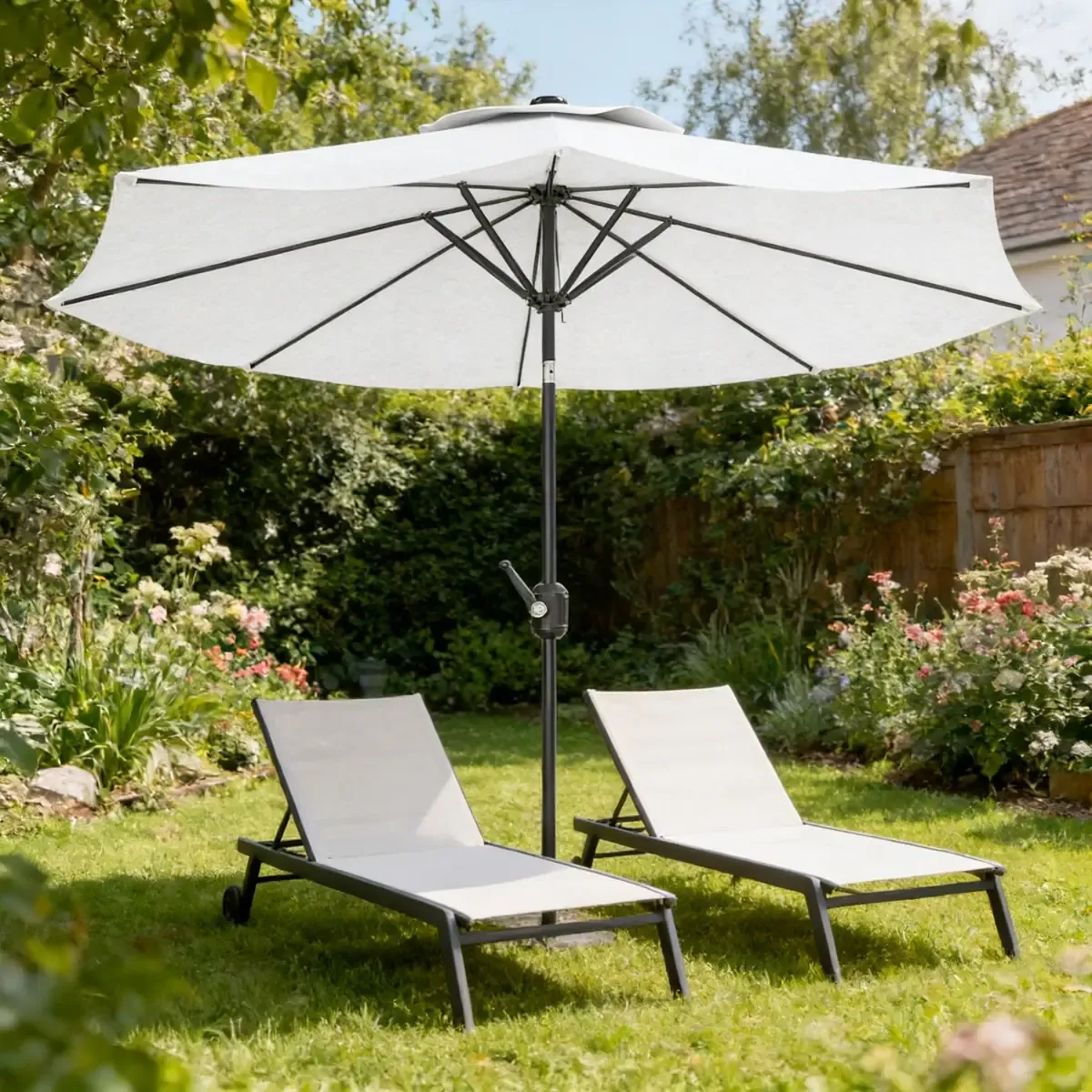 Ombrellone Da Giardino Parasole Per Balcone Con Air Vent Inclinazione Regolabile Apertura A Manovella Anti UV Impermeabile Per Mare Spiaggia Piscina Terrazzo 2.7 M (Bianco)
