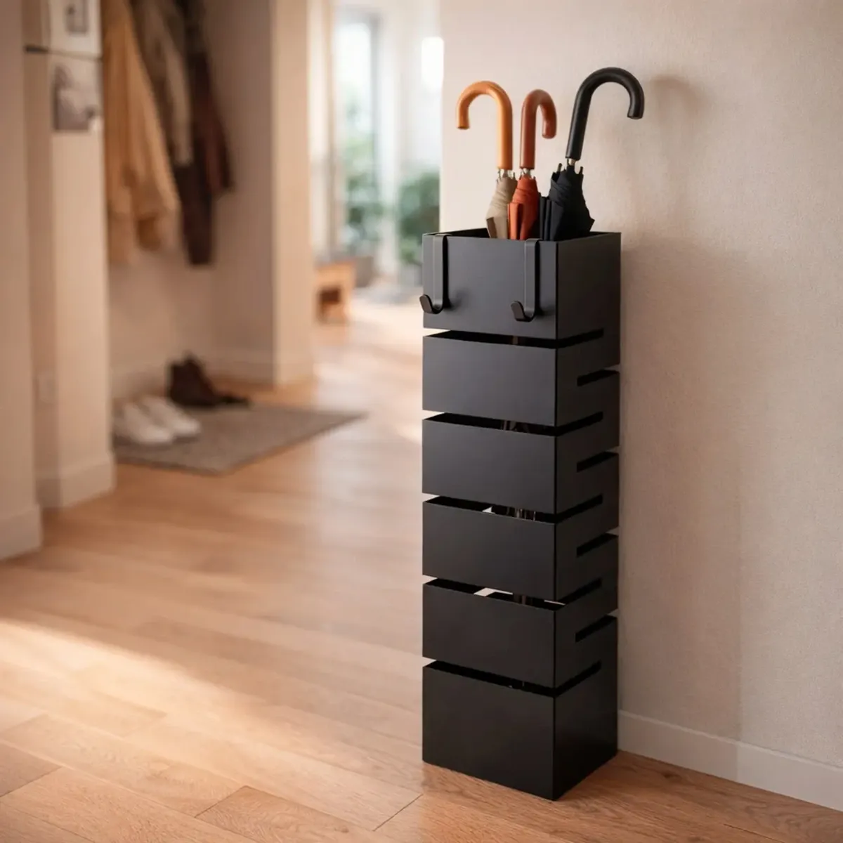 Portaombrelli in Acciaio Zincato per interno Esterno con Vaschetta Scolapioggia 2 Ganci Removibili Base Antiscivolo e Struttura Robusta Design Moderno 49 x 15,5 x 15.5 Cm